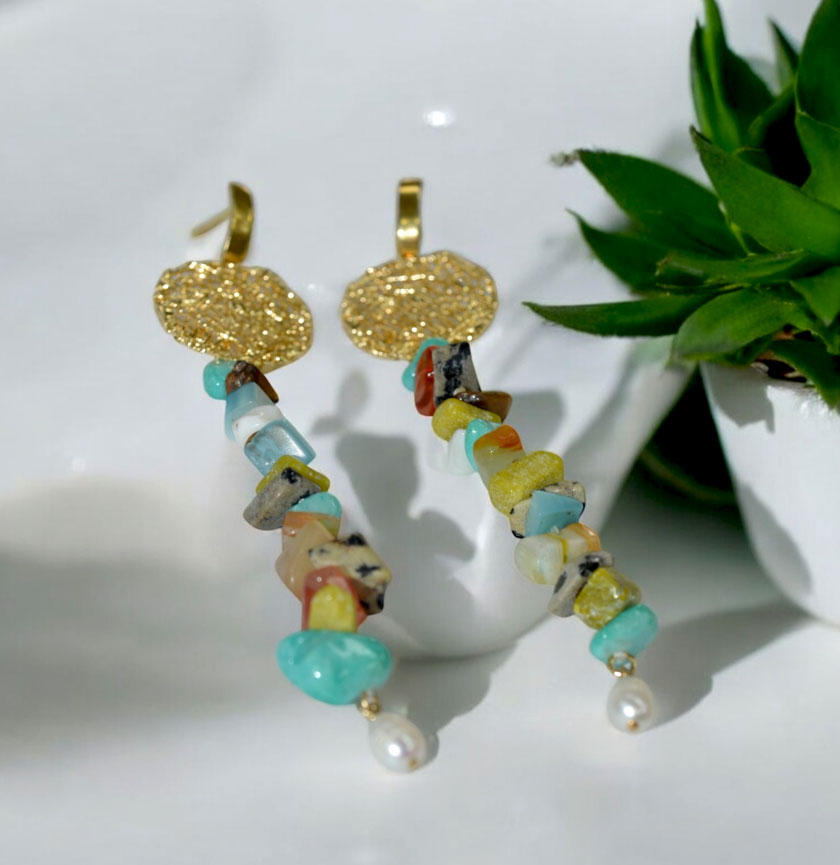 aretes largos con piedras de colores
