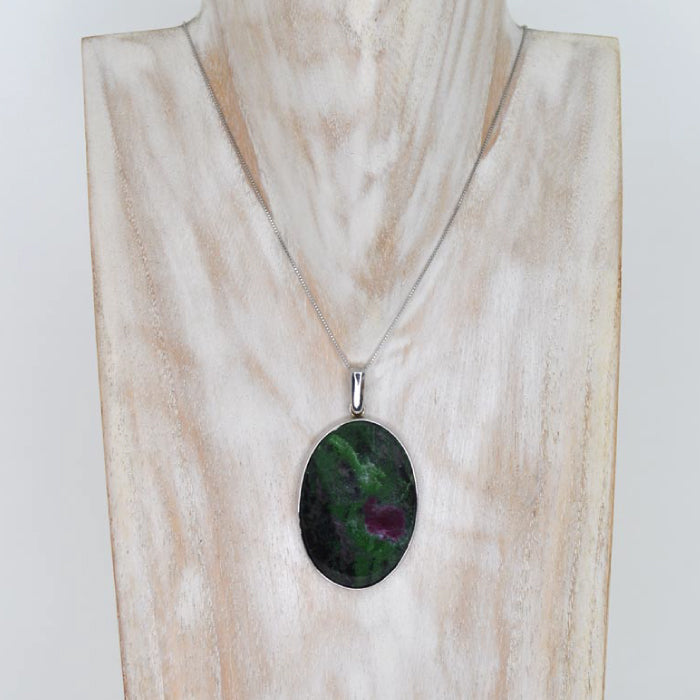 Dije Rubí Zoisita para cadena de plata